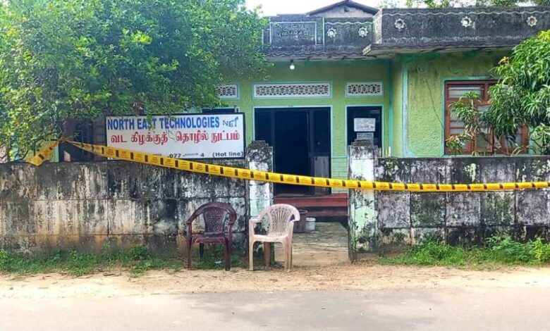 யாழ்ப்பாணம் - சட்டநாதர் கோவிலுக்கு அருகில், சடலமாக மீட்கப்பட்ட முதியவரின் வீட்டில், பொலிஸார் விசாரணைகளை முன்னெடுத்தனர்.